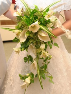 キャスケードブーケ｜結婚式ムービーchouchou（シュシュ）