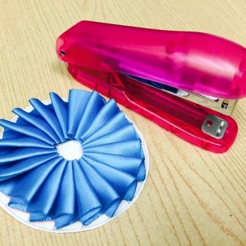 ホッチキスを使うリボンロゼットの作り方（シングルプリーツ）②　留め方編