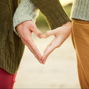 結婚式のエンドロールムービーは写真or当日撮って出し？悩めるあなたへ節約術&アイディア紹介！